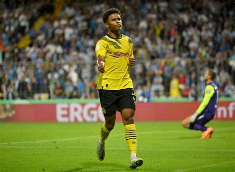 Các cầu thủ Dortmund chơi Thái cực quyền: Cầu thủ người Pháp Sidibe